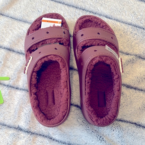 Crocs maroon classic cozzzy lined sandals - Picture 2 of 3